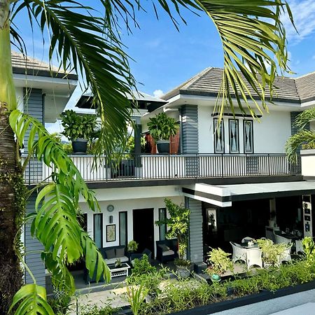 Villa Rumah Putih Abu Abu Senggigi Exterior foto