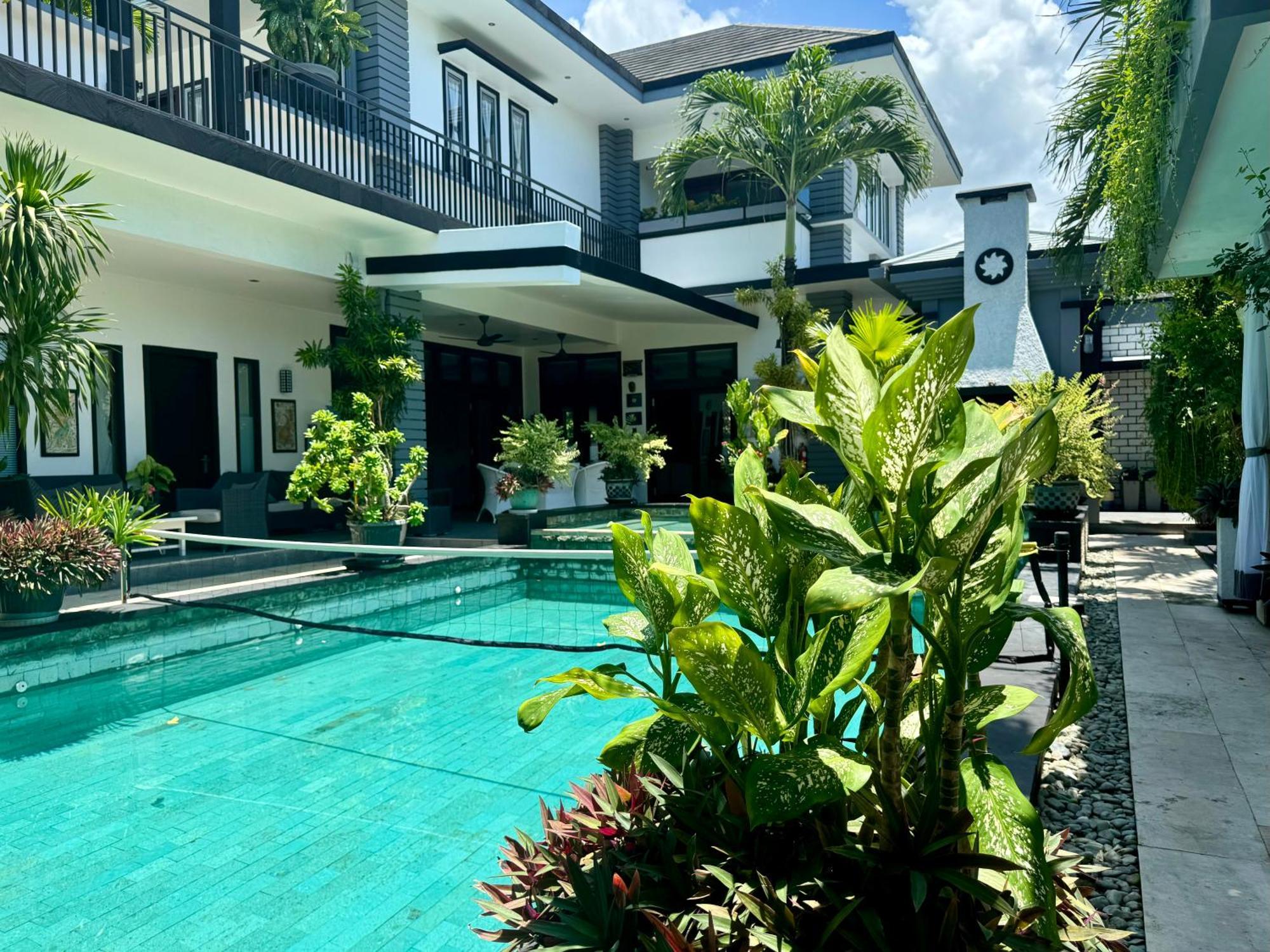 Villa Rumah Putih Abu Abu Senggigi Exterior foto
