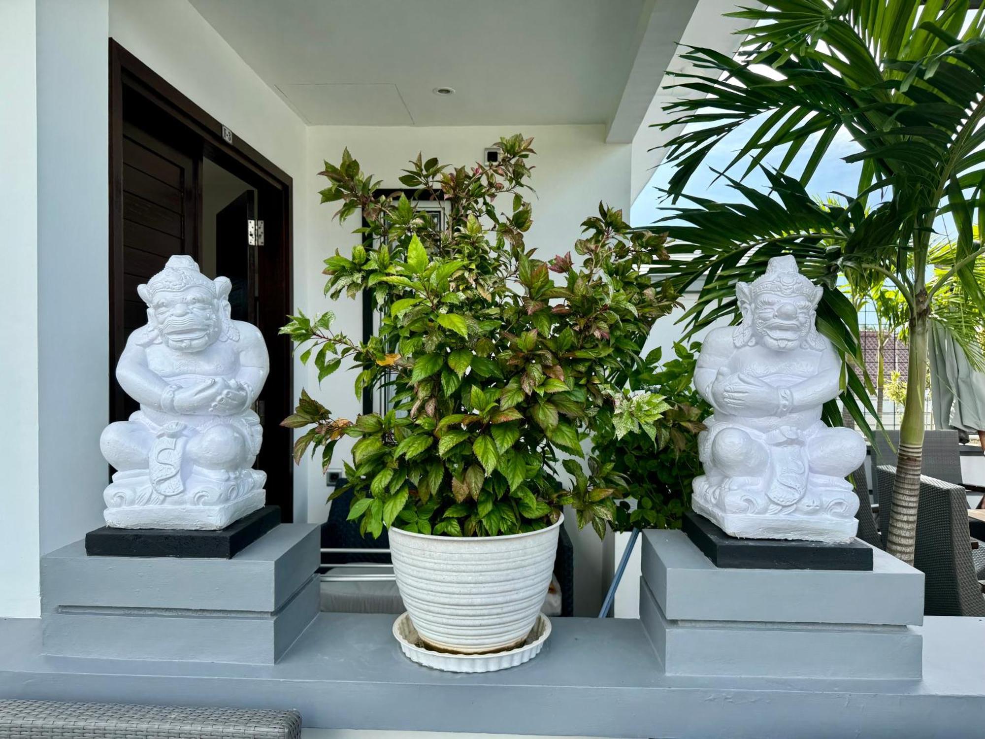 Villa Rumah Putih Abu Abu Senggigi Exterior foto