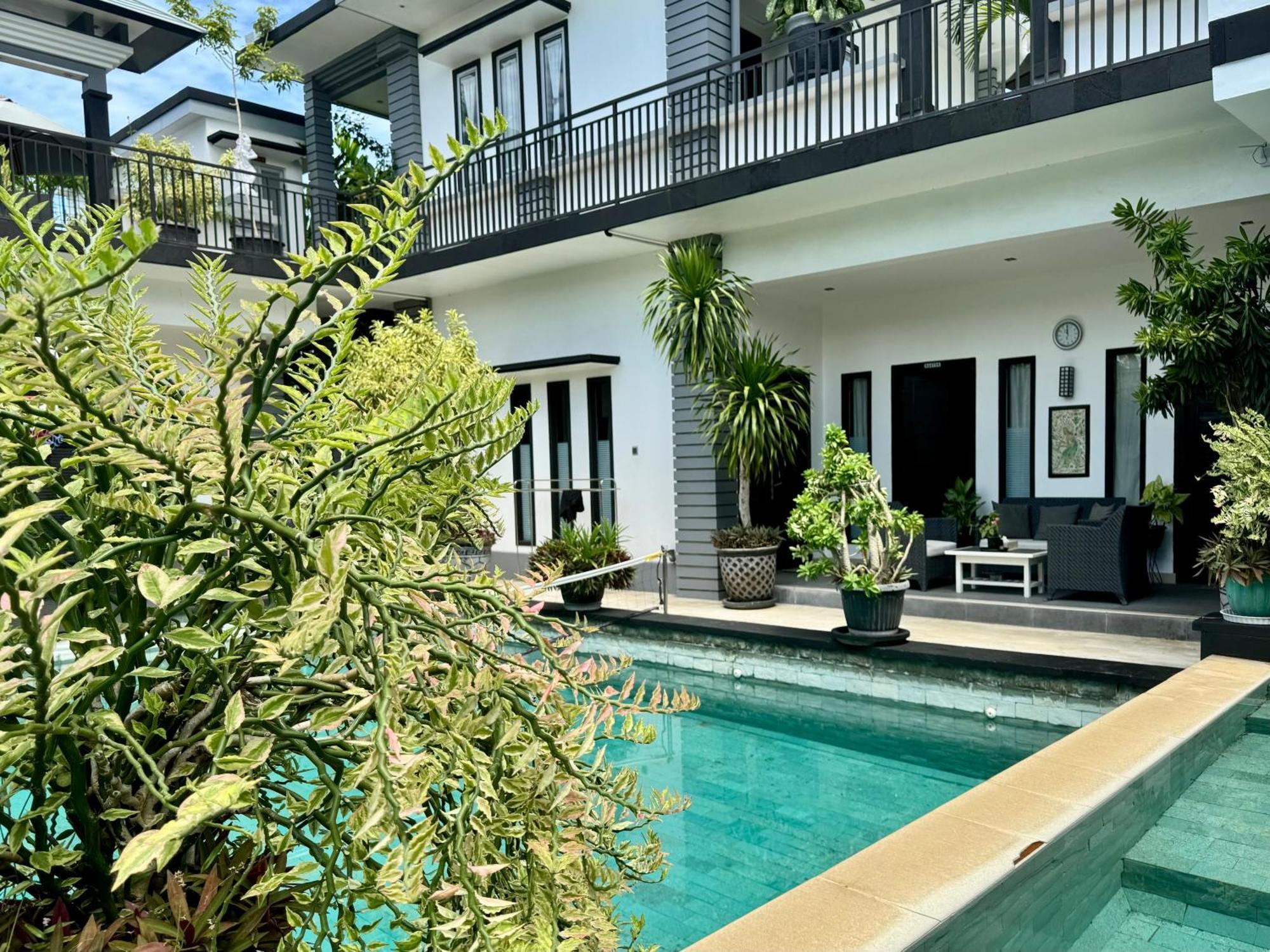 Villa Rumah Putih Abu Abu Senggigi Exterior foto