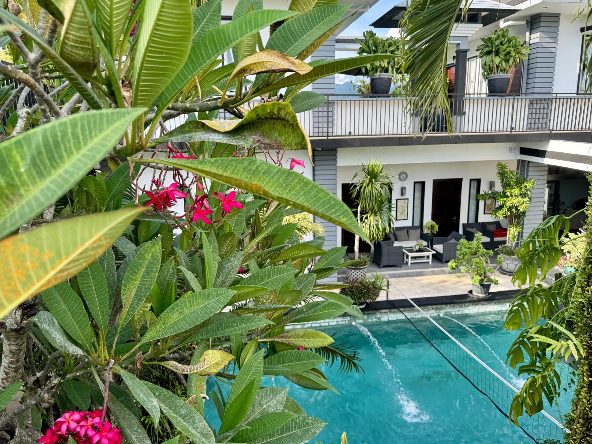 Villa Rumah Putih Abu Abu Senggigi Exterior foto