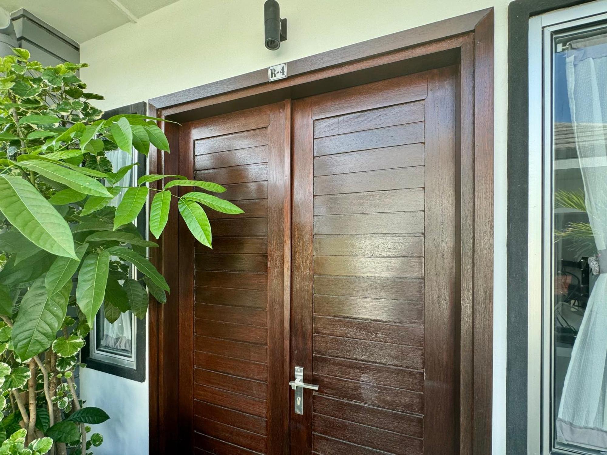 Villa Rumah Putih Abu Abu Senggigi Exterior foto
